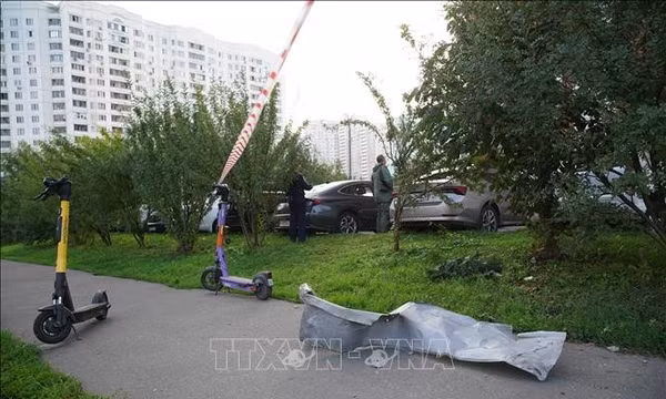 Mảnh vỡ của máy bay không người lái bị hệ thống phòng không Nga bắn hạ tại Krasnogorsk thuộc vùng Moskva, ngày 22/8/2023. Ảnh: AFP/TTXVN