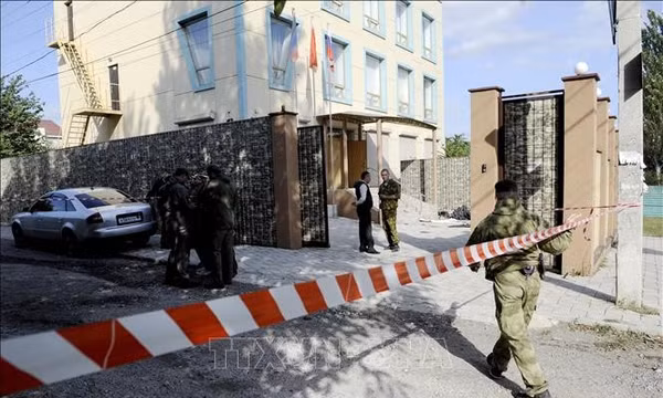 Nhân viên an ninh điều tra tại hiện trường một vụ nổ ở Donetsk, miền Đông Ukraine. Ảnh: AFP/TTXVN