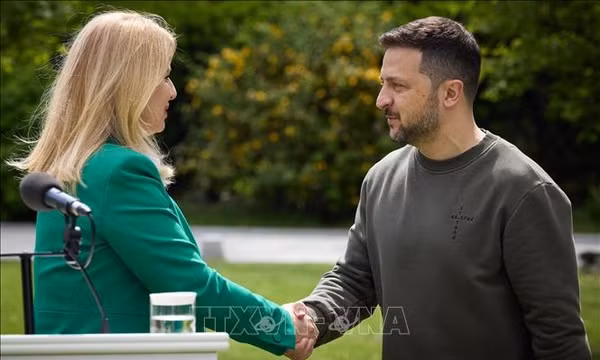 Tổng thống Ukraine Volodymyr Zelensky (phải) trong cuộc gặp người đồng cấp Slovakia Zuzana Caputova tại thủ đô Kiev, ngày 10/5/2024. Ảnh: AFP/TTXVN (Không cho phép bên thứ ba khai thác, sử dụng)
