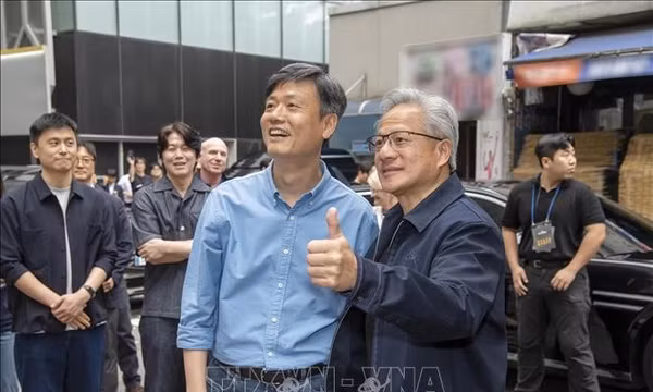 Chủ tịch công ty KRAFTON Byung-gyu Chang (áo xanh nhạt) và Giám đốc điều hành (CEO) tập đoàn NVIDIA Jensen Huang (giơ ngón tay cái) cùng các đại biểu tham dự sự kiện dành cho người hâm mộ trò chơi điện tử PUBG. Ảnh: Đức Thắng P/v TTXVN tại Hàn Quốc