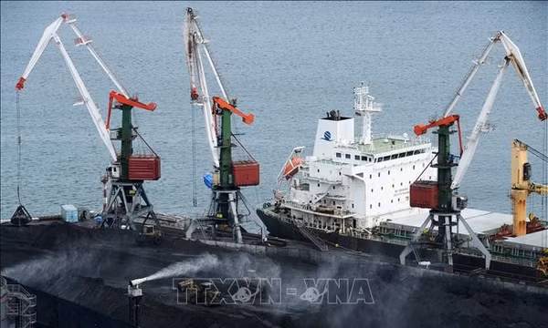 Than đá được vận chuyển tại cảng Vladivostok thuộc vùng Viễn Đông Nga. Ảnh: AFP/TTXVN