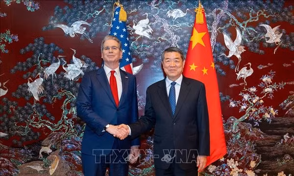 Phó Thủ tướng Trung Quốc Hà Lập Phong (phải) trong cuộc gặp Bộ trưởng Tài chính Mỹ Scott Bessent trước vòng tham vấn giữa hai bên, tại Hàn Quốc ngày 13/5/2026. Ảnh: THX/TTXVN