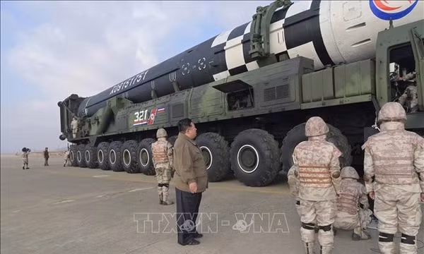 Nhà lãnh đạo Triều Tiên Kim Jong-un (giữa) thị sát vụ phóng thử tên lửa đạn đạo liên lục địa Hwasong-17 kiểu mới tại sân bay quốc tế Bình Nhưỡng, ngày 18/11/2022. Ảnh: KCNA/TTXVN