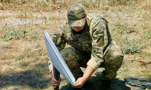 Một quân nhân Ukraine đang thiết lập thiết bị đầu cuối Starlink. Ảnh: Trung tâm Quân sự Ukraine