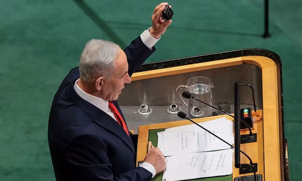 Thủ tướng Benjamin Netanyahu giơ cao chiếc máy nhắn tin trên bục phát biểu tại Đại hội đồng LHQ ngày 24/9/2026. Ảnh: Getty Images/RT