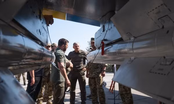 Tổng thống Ukraine Volodymyr Zelenskiy xem xét các loại vũ khí do phương Tây cung cấp, trong đó có tên lửa Storm Shadow, khi gặp gỡ các thành viên lực lượng không quân Ukraine Ảnh: Văn phòng Báo chí Tổng thống Ukraine