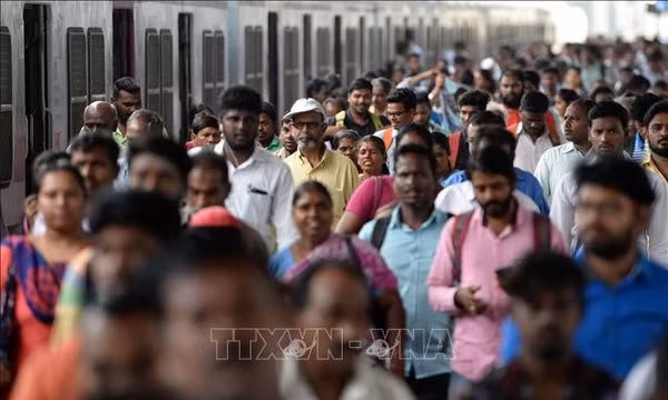 Cảnh đông đúc trong giờ cao điểm tại một nhà ga ở Chennai, Ấn Độ. Ảnh: AFP/TTXVN (Không cho phép bên thứ ba chia sẻ, sử dụng)