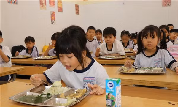Suất ăn bán trú tại trường Tiểu học Phan Chu Trinh (phường Buôn Ma Thuột, tỉnh Đắk Lắk). Ảnh: Nguyên Dung – TTXVN