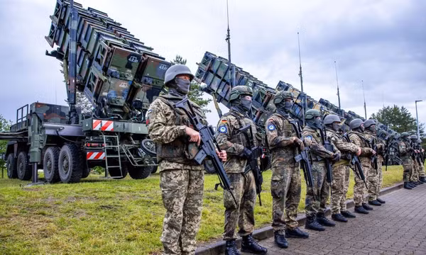 Các binh sĩ Ukraine và Đức tham gia huấn luyện vận hành hệ thống tên lửa phòng không Patriot do Mỹ sản xuất tại một thao trường quân sự ở Đức. Ảnh tư liệu: Picture Alliance