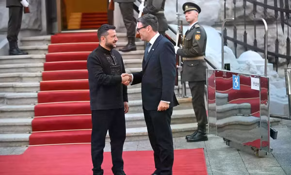 Tổng thống Volodymyr Zelensky (trái) và Thủ tướng Anh Andy Burnham trong cuộc gặp vào tháng 8/2026. Ảnh: Ukrinform