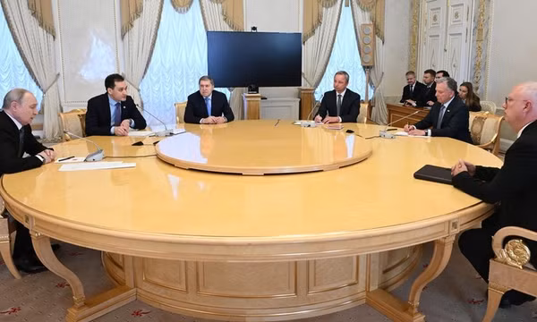 Tổng thống Nga Vladimir Putin và đặc phái viên Mỹ Steve Witkoff trong cuộc gặp tại Cung điện Konstantinovsky ở St. Petersburg. Ảnh: Sputnik