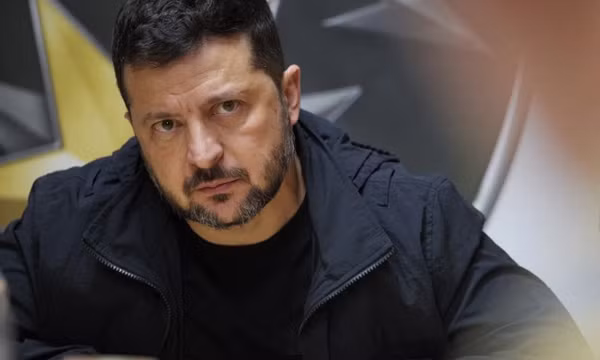 Tổng thống Volodymyr Zelensky trong cuộc gặp binh sĩ tại mặt trặn Luman ngày 30/9/2026. Ảnh: Cơ quan báo chí Tổng thống Ukraine
