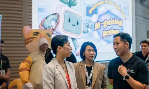 Quốc vụ khanh cấp cao phụ trách Phát triển Kỹ thuật số và Thông tin Jasmin Lau (trái) tham quan Lễ hội Công nghệ AI nhân dịp ra mắt Viện Chính phủ Kỹ thuật Số của Singapore vào ngày 18/9/2026. Ảnh: Straitstimes
