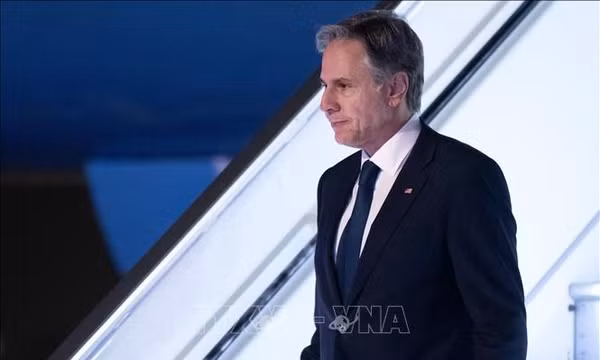 Ngoại trưởng Mỹ Antony Blinken tới sân bay Ben Gurion ở Tel Aviv, Israel ngày 30/11/2023. Ảnh: AFP/TTXVN