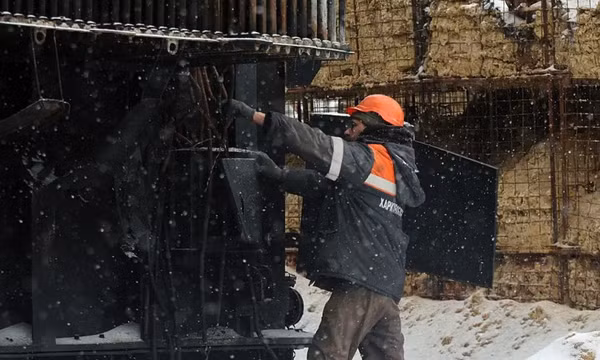 Công nhân công ty Kharkivoblenerho sửa chữa một cơ sở năng lượng bị hư hại do đợt tấn công của Nga tại Kharkiv, Ukraine, vào ngày 20/2/2026. Ảnh: Ukrinform