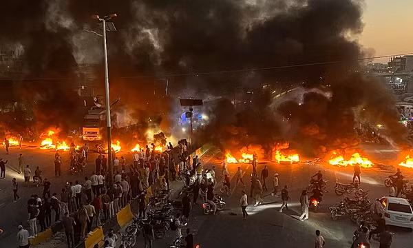 Người biểu tình đốt lửa chặn một đường cao tốc tại Maarat al-Numan, tỉnh Idlib. Ảnh: Euronews