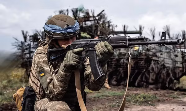 Tổng thống Zelensky thăm các binh sĩ tham gia chiến dịch Vivaldi ở Lyman, nơi lực lượng Ukraine đã giành lại được một số vùng lãnh thổ. Ảnh: Văn phòng Tổng thống Ukraine