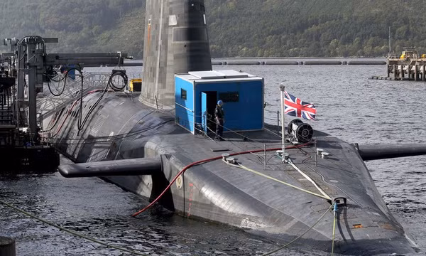 Tàu ngầm hạt nhân lớp Vanguard của Anh, HMS Vengeance, tại Căn cứ Hải quân Hoàng gia Clyde ở Faslane, Scotland,. Ảnh tư liệu: PA Images