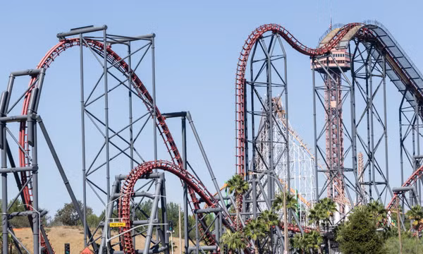 Tàu lượn siêu tốc X2 từ lâu đã là một trong những điểm thu hút chính tại Six Flags Magic Mountain, nổi bật với các ghế ngồi có khả năng xoay 360 độ. Ảnh: Los Angeles Times