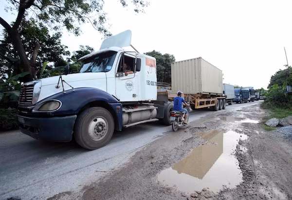 Xe tải ‘né’ trạm thu phí BOT Quốc lộ 5, đường 380 bị 'băm nát' ảnh 1