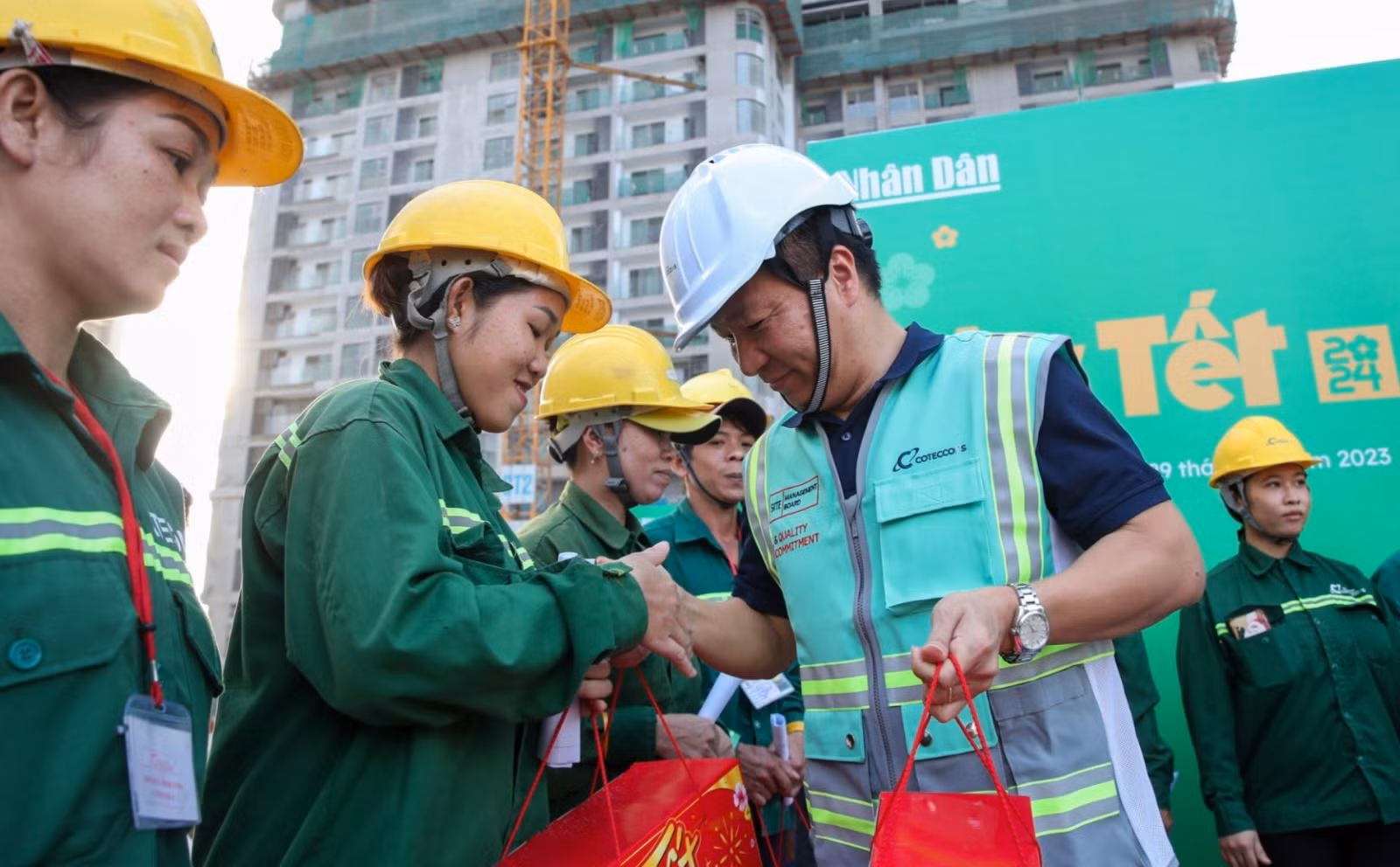 Xây Tết 2024 tri ân những người thợ xây.