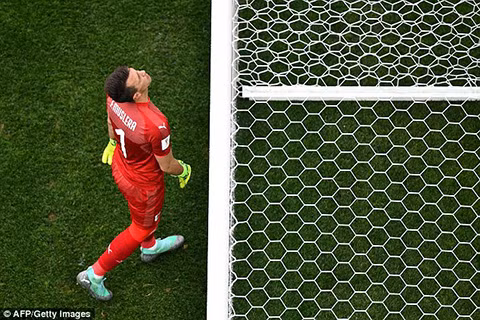 World Cup 2018: Bàn thua ngớ ngẩn của Muslera: Pepe Reina đổ lỗi cho quả bóng, Neville chỉ trích kịch liệt ảnh 3