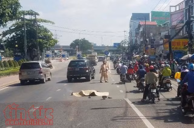 2 xe máy va chạm, người đàn ông ngã ra đường bị ô tô cán tử vong ảnh 1