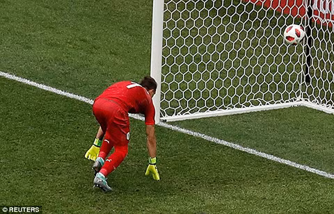 World Cup 2018: Bàn thua ngớ ngẩn của Muslera: Pepe Reina đổ lỗi cho quả bóng, Neville chỉ trích kịch liệt ảnh 2