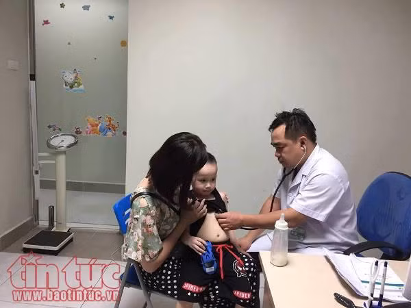 Cung cấp nước uống, tăng cường quạt, điều hòa chống nóng cho bệnh nhân ảnh 1
