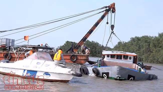 Trục vớt thành công sà lan bị chìm trên sông Sài Gòn ảnh 1