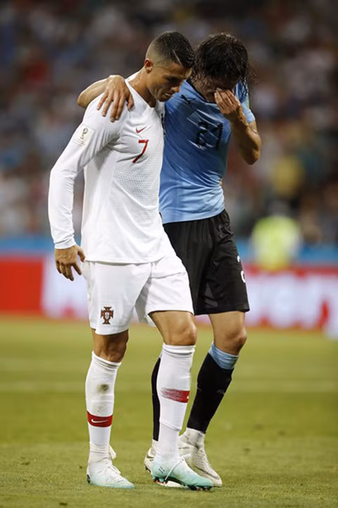 Ronaldo dìu Cavani rời sân là khoảnh khắc đẹp nhất World Cup 2018 ảnh 4