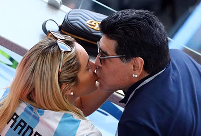 WORLD CUP 2018: Maradona trao bạn gái nụ hôn kiểu Pháp trên khán đài ngày Argentina bị loại ảnh 5