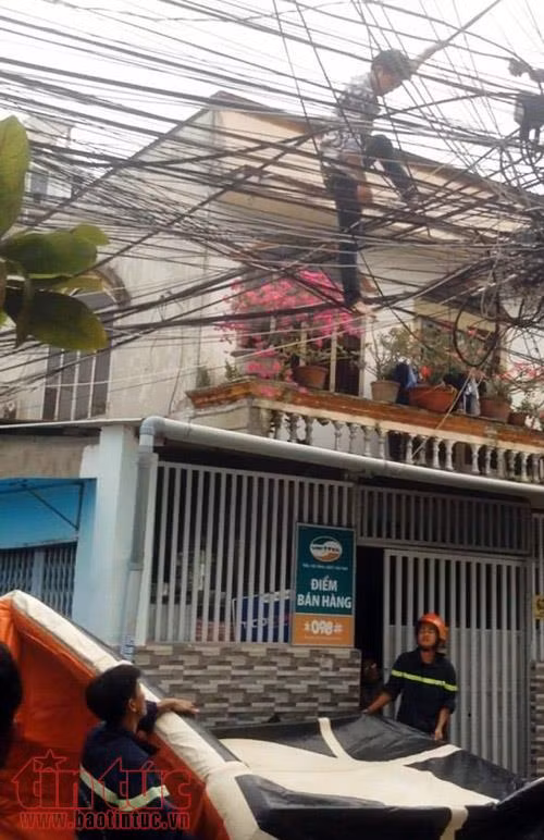 Thanh niên 'ngáo đá' trèo cột điện la hét suốt buổi sáng ảnh 2