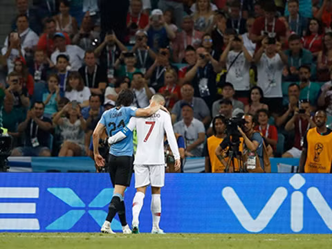 Ronaldo dìu Cavani rời sân là khoảnh khắc đẹp nhất World Cup 2018 ảnh 6