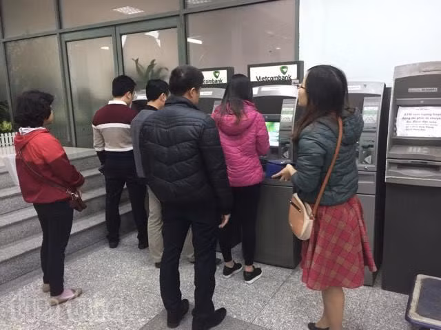 Có hợp lý khi các ‘ông lớn’ ngân hàng lại tăng phí rút thẻ? ảnh 1