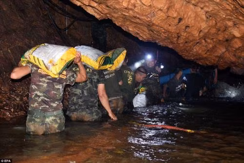 Chuyên gia: Lặn ra ngoài là đường thoát duy nhất cho đội bóng Thái Lan ảnh 3