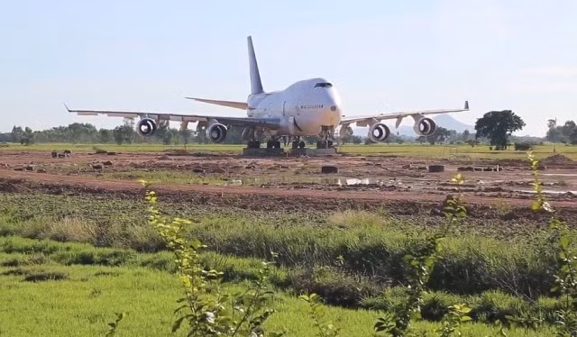 Nông dân Thái Lan sửng sốt khi sáng sớm thấy máy bay Boeing 747 đậu giữa cánh đồng ảnh 5