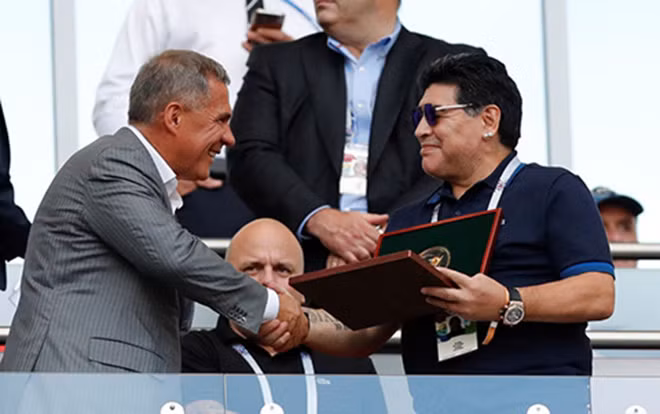 WORLD CUP 2018: Maradona trao bạn gái nụ hôn kiểu Pháp trên khán đài ngày Argentina bị loại ảnh 3