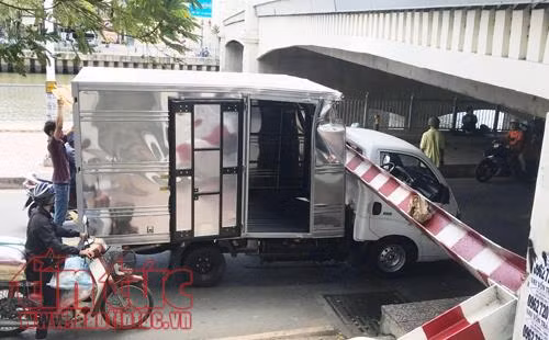 Xe tải tông đổ thanh barie, nhiều người đi đường hốt hoảng né tránh ảnh 1