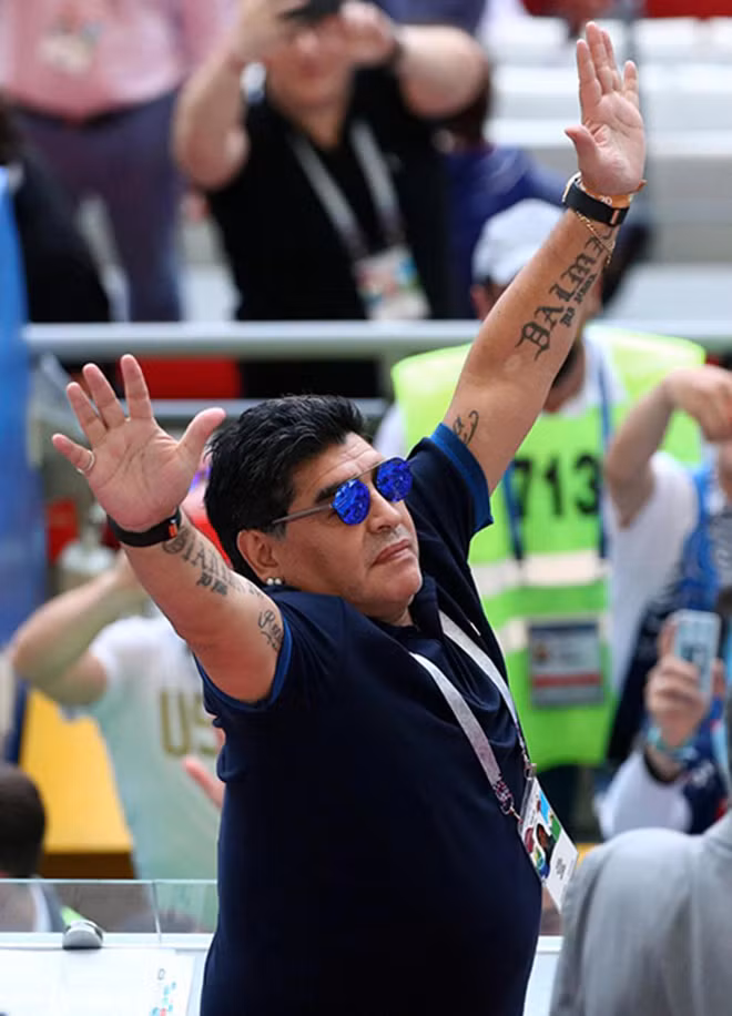 WORLD CUP 2018: Maradona trao bạn gái nụ hôn kiểu Pháp trên khán đài ngày Argentina bị loại ảnh 9