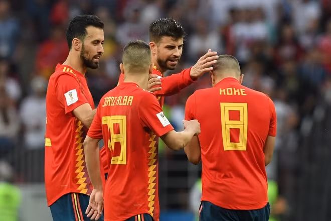 WORLD CUP 2018: Rio Ferdinand: 'Pique vung tay trong hoảng loạn, phạt đền là chính xác' ảnh 1