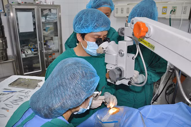 Hai em nhỏ được nhận giác mạc của bé gái 12 tuổi vừa qua đời ảnh 1