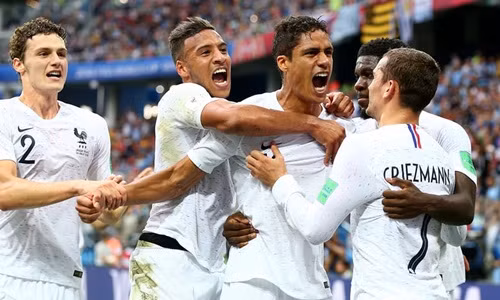 World Cup 2018: Pháp 2-0 Uruguay: Vũ khí bất ngờ và sự cô độc của Suarez ảnh 2