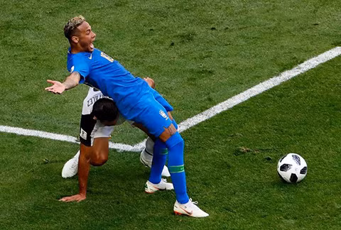 WORLD CUP 2018: Các chuyên gia, cựu cầu thủ đồng loạt chỉ trích màn ăn vạ thô thiển của Neymar ảnh 12