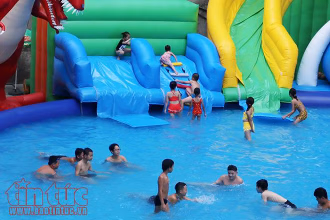 Bể bơi, hồ nước đông đúc ngày nắng nóng ảnh 3