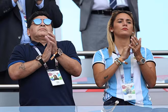 WORLD CUP 2018: Maradona trao bạn gái nụ hôn kiểu Pháp trên khán đài ngày Argentina bị loại ảnh 4