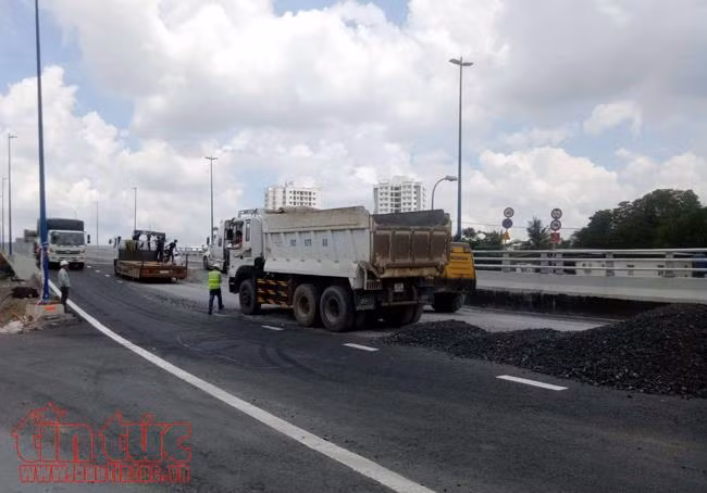 Sửa chữa vết nứt lún, trồi nhựa mặt đường cầu Mỹ Thủy sau khi thông xe 2 ngày ảnh 3