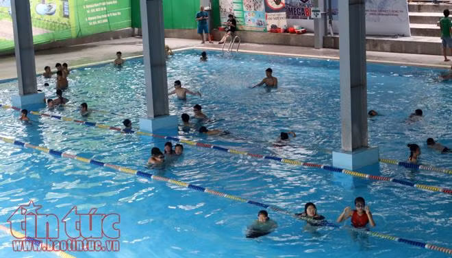 Bể bơi, hồ nước đông đúc ngày nắng nóng ảnh 4