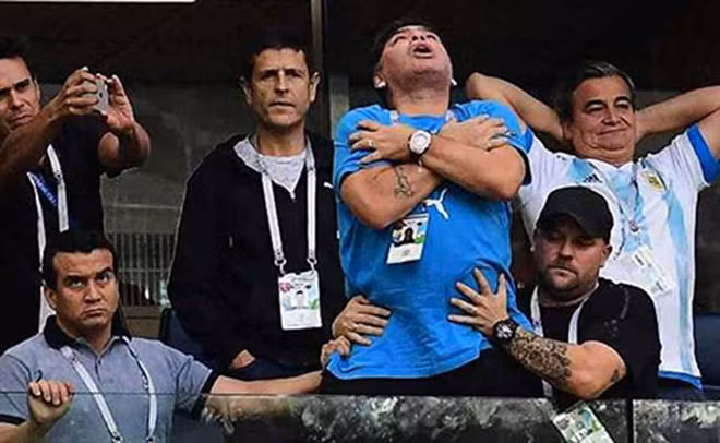 WORLD CUP 2018: Maradona trao bạn gái nụ hôn kiểu Pháp trên khán đài ngày Argentina bị loại ảnh 10