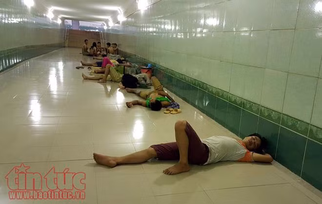 Người dân Hà Nội vật vã trong đợt nắng nóng đỉnh điểm ảnh 16